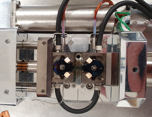 Heating stage fully integrated in the SEM