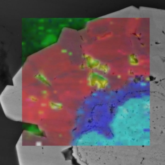 Raman spectroscopy and BSE correlative overlay by TESCAN TIMA with RISE