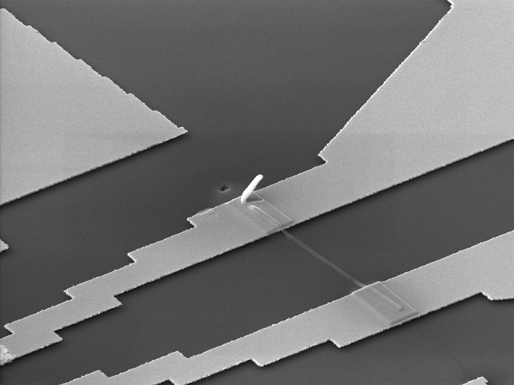 Final placement of the Silicon nanowire completed by the use of Pt GIS to weld it in place and ensure good eletrcial contact