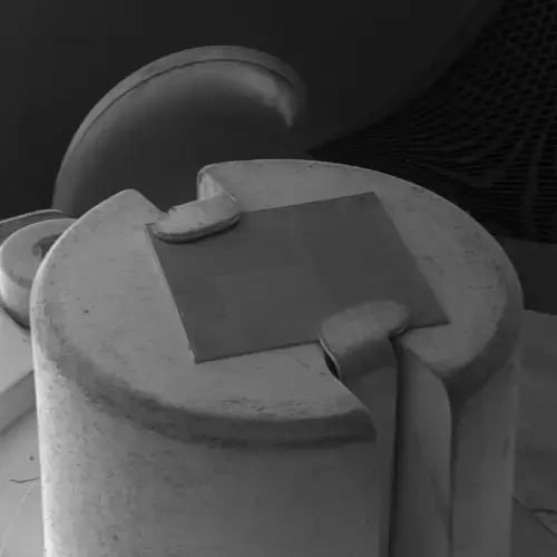 5_Dedicated clamp holder for maximum sample planarity