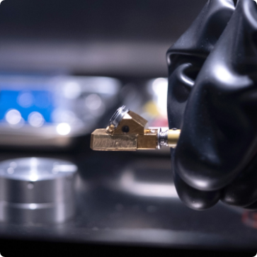 Transferring battery sample from glove box to microscope