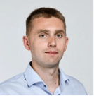 Obsah obrázku Lidská tvář, osoba, košile/tričko, Brada
Popis byl vytvořen automaticky